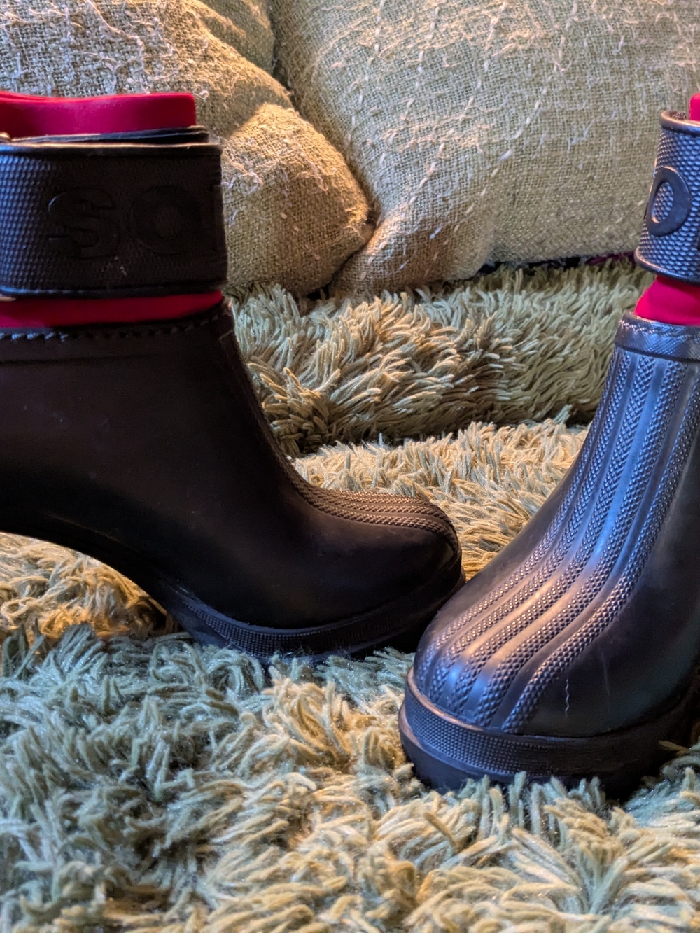 Women’s Sorel Black & Red Waterproof Ankle Heeled Rain Boots, Women's Size 7.